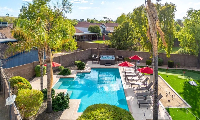 Oakhollow House | Sport Court Pool Hot Tub Pool Table Fire Pit Games