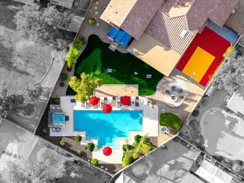 Glendale House | Sport Court Pool Hot Tub Pool Table Fire Pit Games