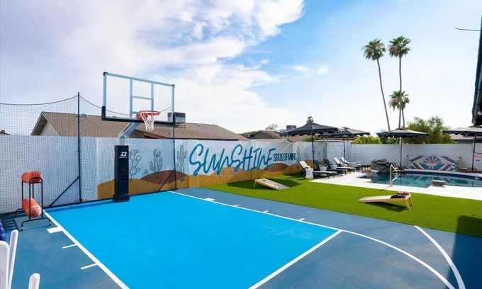 Glendale House | Sportscourt Hot Tub & Pool Game Room Cornhole BBQ