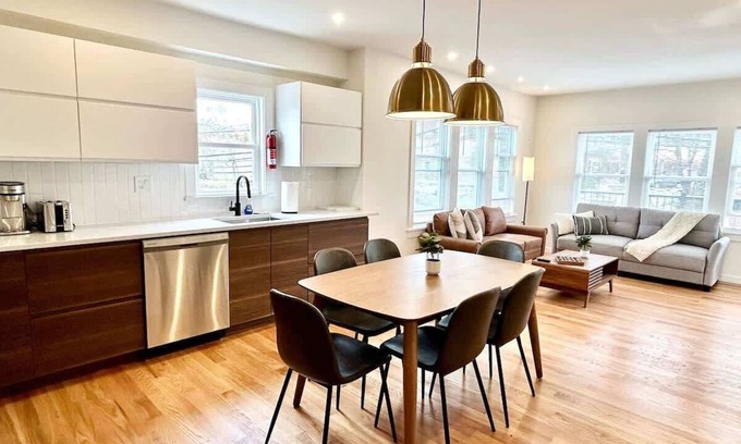 Arlington Apartment | Spotless and Modern Apt w/2Ba,W/D,King Bed,Parking