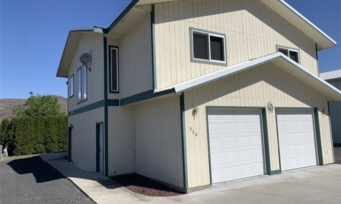 Sunland Estates House | Spread out and relax in comfort in beautiful Sunland Estates