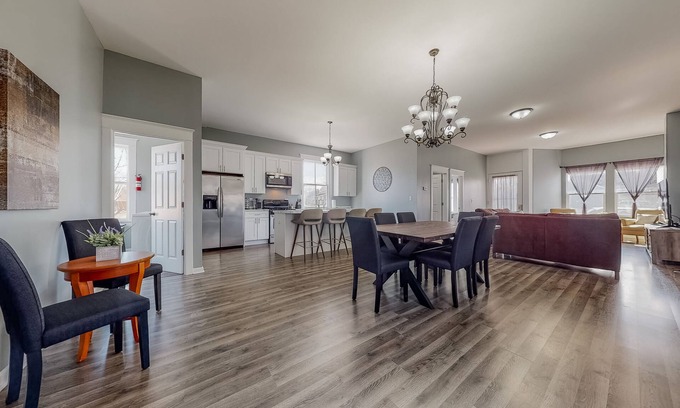 Aurora House | Spread out - Renovated 5BR+Loft, Sleeps 12+