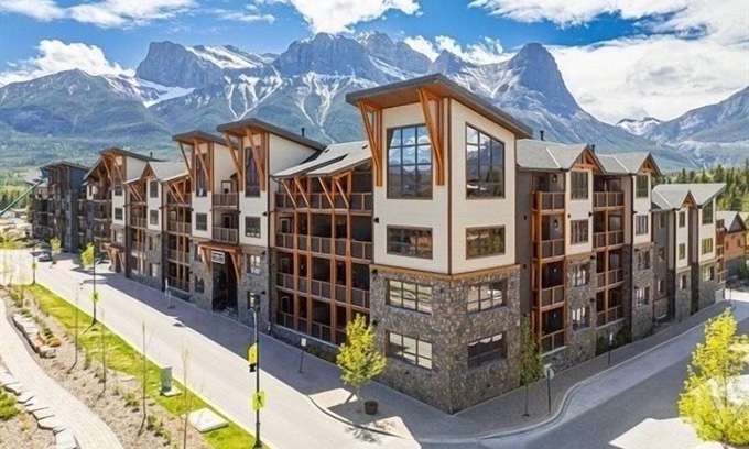 Canmore Condo | Spring Creek Spacious Luxury at White Spruce Lodge