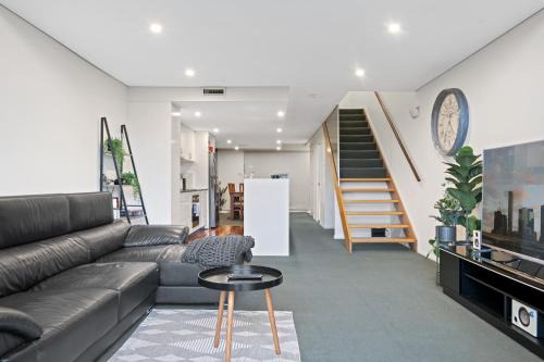 Spring Hill Apartment | Spring Hill 2BR with Pool and Balcony Views