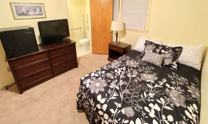 Battle Creek Boat Rental | Spring Lake Cottage Private Rm #2