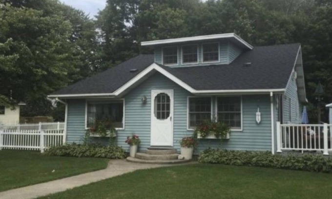 Spring Lake Cottage | Spring Lake cottage with lake frontage!