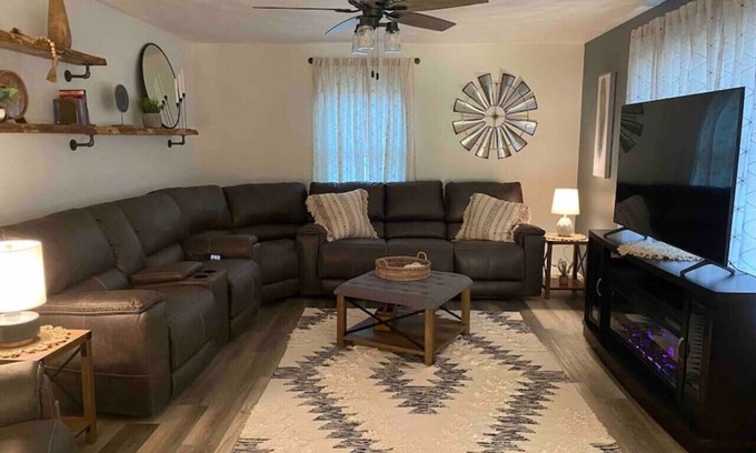 Normalville Apartment | Springfield House · Stunning 3 Bedroom Home (Ohiopyle/Seven Springs)