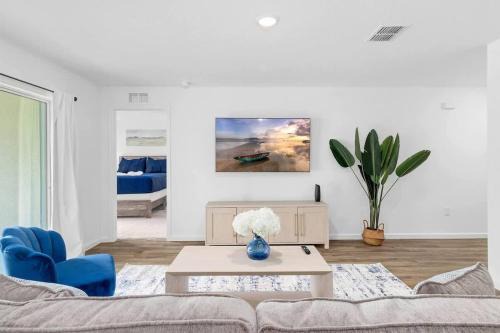 Spring Hill House | Springhill Retreat! 3 bed, 2 Bath!