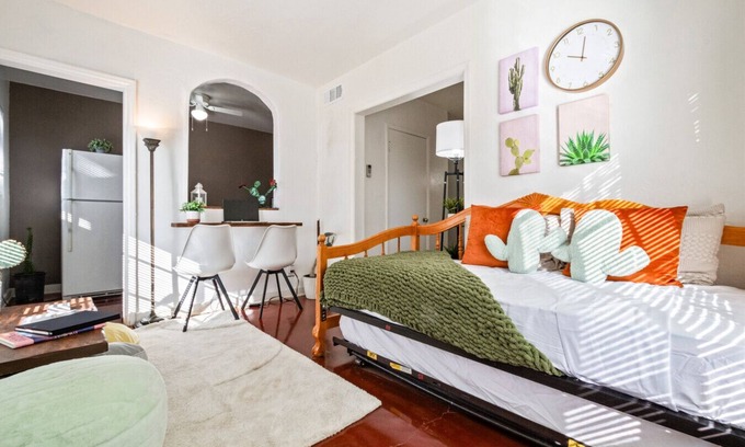 Blenman-Elm House | Springtime Oasis! Sun-Kissed 1BR Near UofA