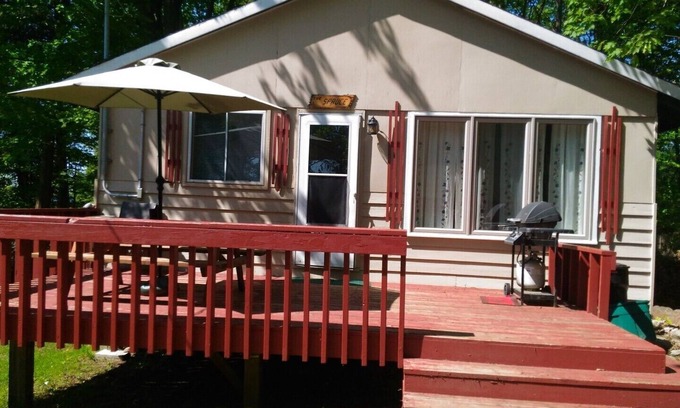 Isaacs Glen Cottage | Spruce Cottage at Shiloh Cottages - Fenelon Falls