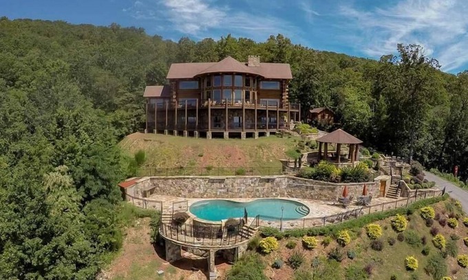Mineral Bluff Cabin | SpyGlass- Pet Friendly | Hot Tub | Helicopter Pad | Gated In Ground Pool