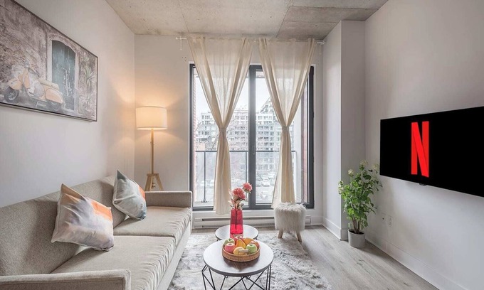Old Montreal Apartment | Square Victoria - Sleeps 6 - Indoor Parking
