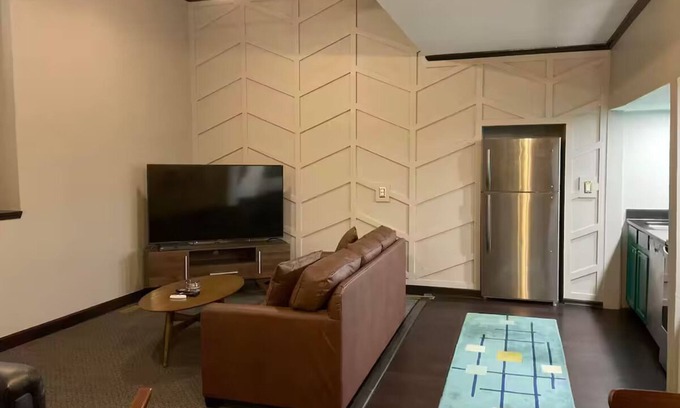 Unionville Apartment | Square View Inn Suite 3