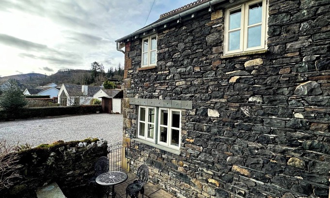 Thornthwaite Cottage | SQUIRREL COTTAGE, pet friendly, with open fire in Thornthwaite
