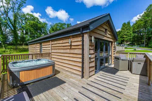 Newton Stewart Ski Chalet | Squirrel Lodge 40 with Hot Tub