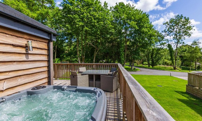 Newton Stewart Ski Chalet | Squirrel Lodge 41 with Hot Tub