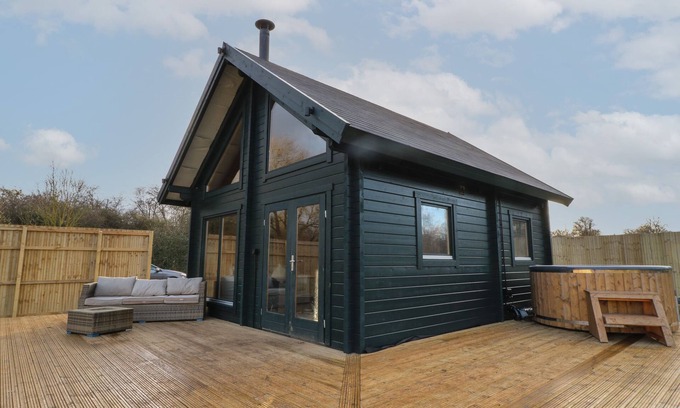 South Luffenham Cottage | SQUIRREL'S NEST, pet friendly, with hot tub in Edith Weston