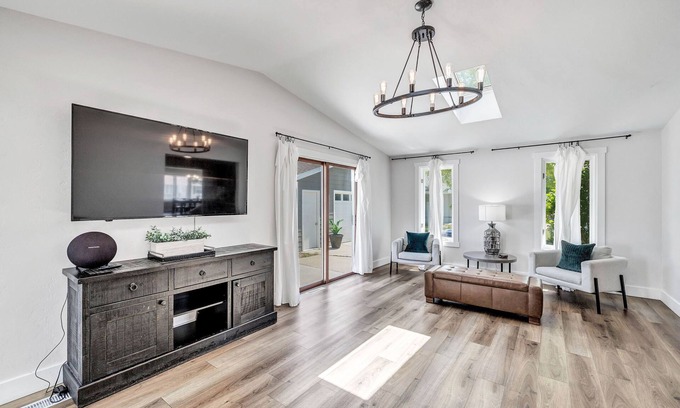 Green Bay House | SS2- Entertainment Garage, Big Groups, 12 Beds! Walking Distance to Lambeau and Titletown District!