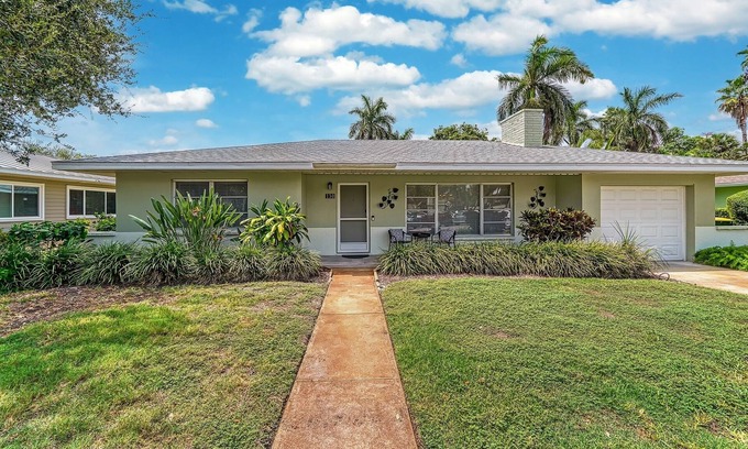 Saint Armands Key House | St Armand’s charmer with 3 bedroom, 2 bath Plus Sunroom. Minutes to Lido Beach