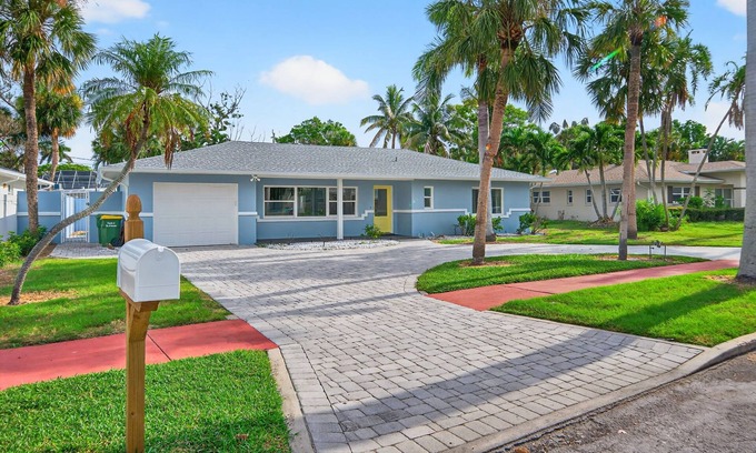 Ringling Estates House | ST. ARMANDS CIRCLE, 3 Bedroom 3 Bath, Heated Pool!