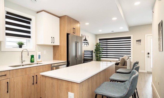 Winnipeg House | St Boniface+Crisp 2 Bdr +Parking (1-372)