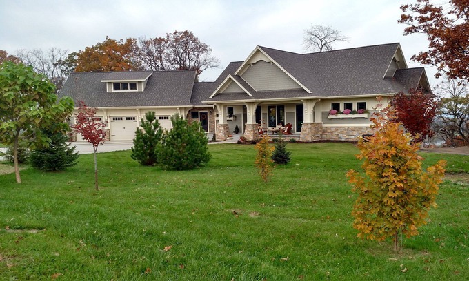 Hudson House | St Croix River Views - Peaceful Neighborhood - Room for 14!