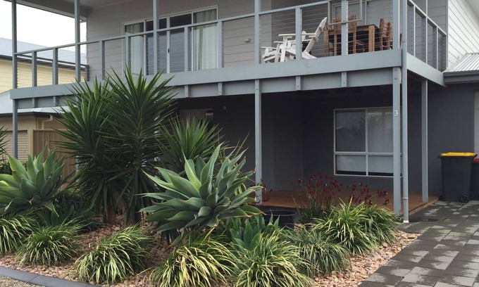 Port Hughes House | St Ives at Pt Hughes - A contemporary take on the "Beach House" for up to x10.