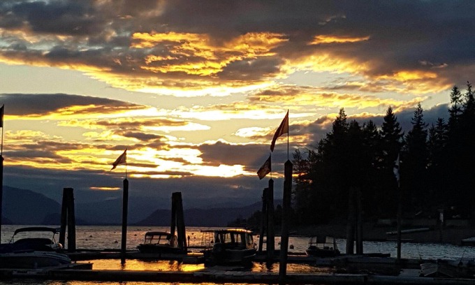 Anglemont House | St. Ives Resort on Shuswap - 1 bdrm w/loft, lakefront, pet friendly, dock, buoys