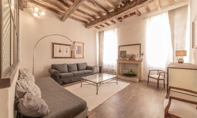 Old Town Apartment | St. James House, 90 m Osteria Francescana