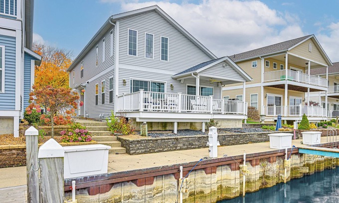 Saint Joseph House | St Joseph River, Lake Michigan Access: Luxury Home