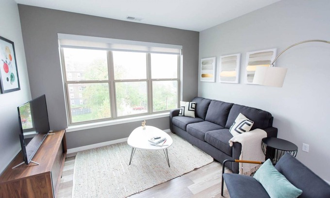 DeBaliviere Place Apartment | St. Louis | Central 2BD/2BA Forest Park Apartment