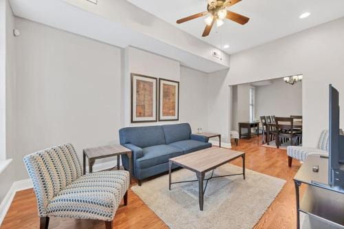 St. Louis House | St Louis Tower Grove Two-Story Townhome Perfect for Groups Side A