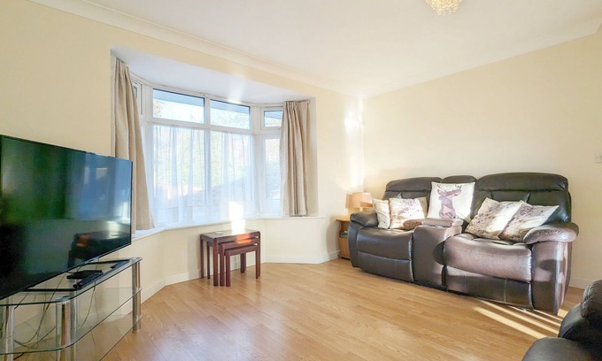 Hayling Island Cottage | St Marys, Hayling Island - a bungalow that sleeps 6 guests in 3 bedrooms