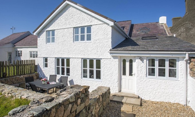 Llanfaethlu Cottage | STABL BACH, pet friendly, character holiday cottage in Llanfaethlu