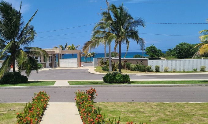 Lucea House | Stacey's HideawaynCozy, comfy beach home-30 minutes from MBJ Airport