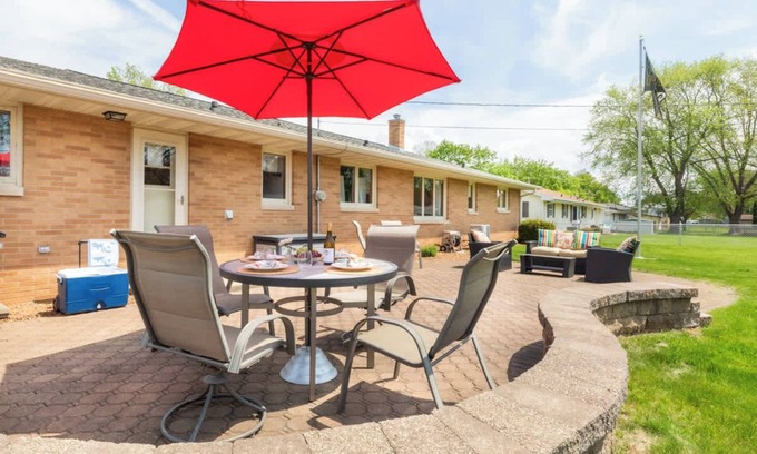 Ashwaubenon House | Stadium District Resch 3 BR Sleeps 8