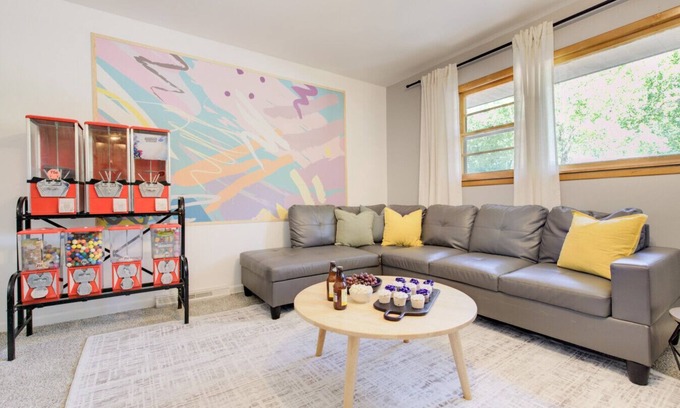 Manhattan House | Stadium Station | MHK - Walk to Sports Complex!