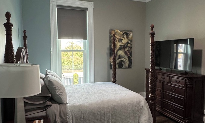 Babe Denny House | Stadium Stay #3, Walk to Lucas oil Stadium and convention center, free parking.
