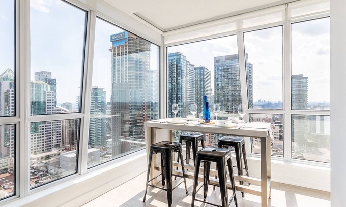 Downtown Toronto Hotel | Stallion Suites - Entertainment District