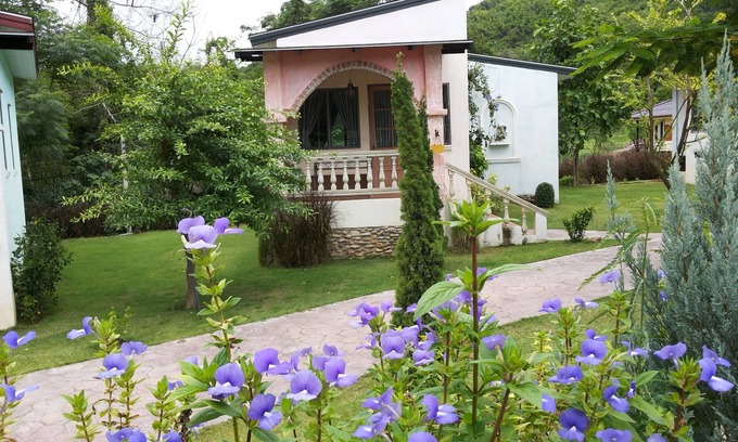 Suan Phueng Hotel | Stamp Hills Resort & Restaurant