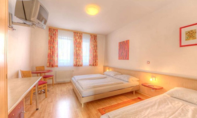 Rust Bed & Breakfast | Standard Dreibettzimmer - Hotel am See Rust