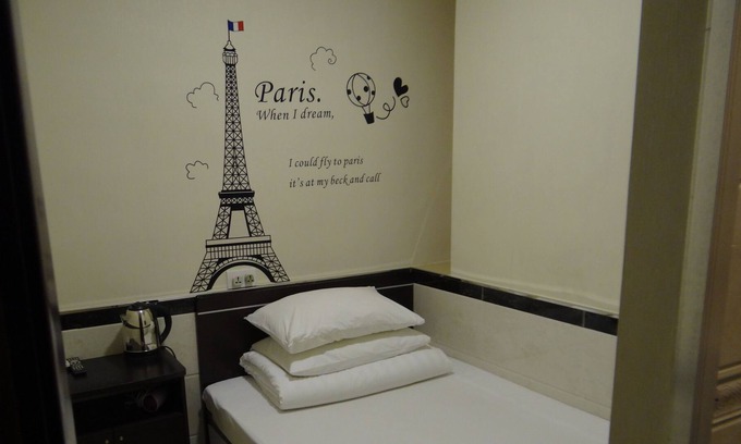 Mong Kok Apartment | Standard Queen Room (without window)