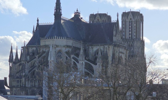 Reims City Centre Apartment | Standing apartment, HYPER CENTRE, CATHEDRAL view