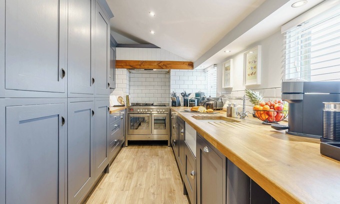 Crawcrook Cottage | Standing in it’s own beautiful grounds, with private garden and hot tub overlooking the waters.