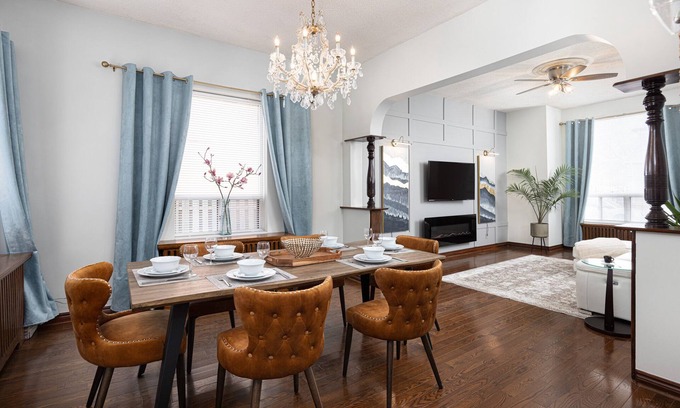 Little Portugal Apartment | Stanning Spacious 2 Bedroom Aptm & 2 Parkings ! 5 min to Toronto Downtown