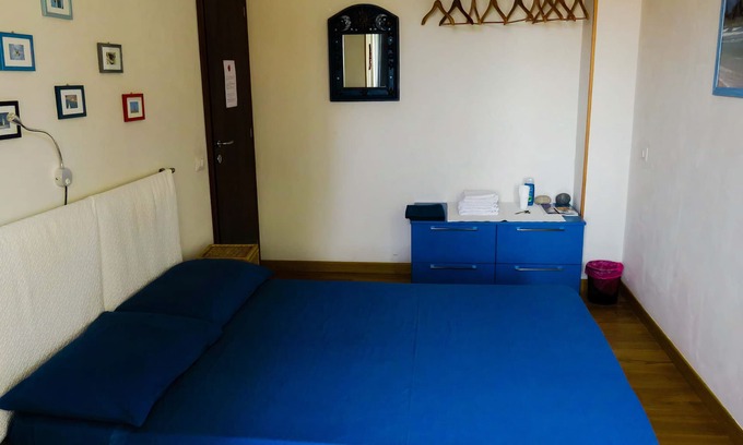 Cagliari House | Stanza con vista sulla città storica, letto matrimoniale e bagno condiviso