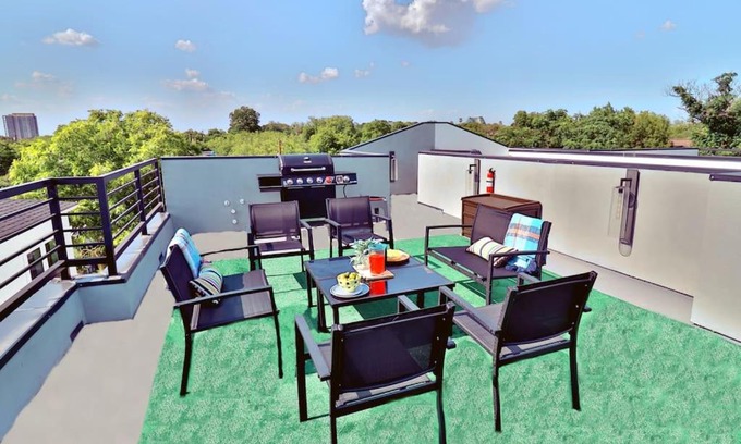 Mahncke Park House | Star Point Spacious Family Townhome with Roof Deck