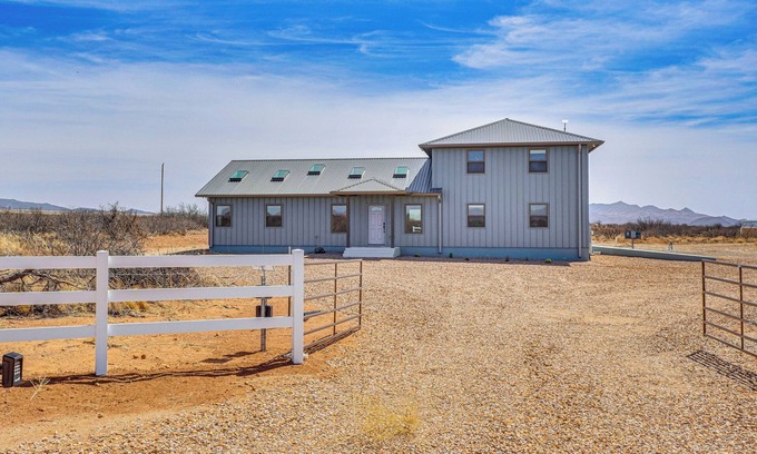 Pearce House | Stargazer's Delight: Mtn-View Pearce Home w/Deck!