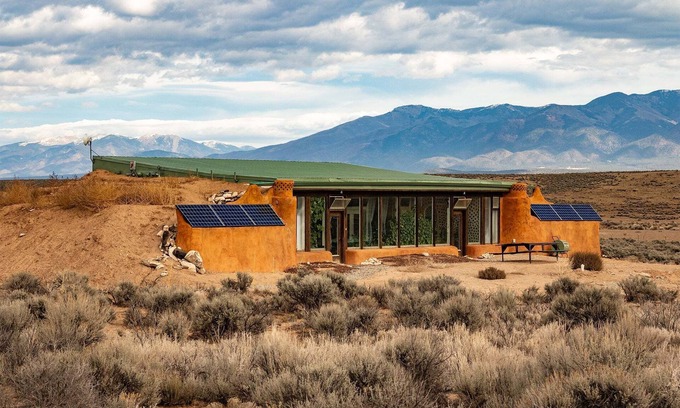 Petaca House | Stargazing Earthship Retreat in Taos with Outdoor Fire Pit - sleeps 6!