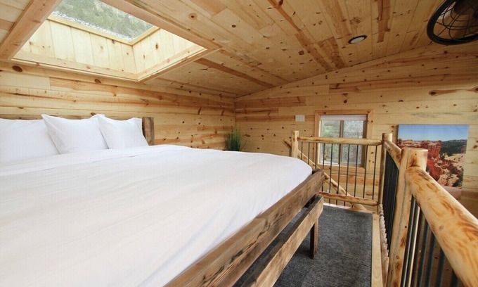 Orderville Cabin | Stargazing in Bed, Glamping in a Zion Treehouse